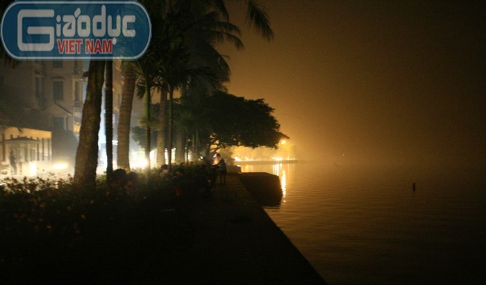 Hồ Tây mọi khi lung linh bởi những ánh đèn hắt xuống mặt hồ thì hôm nay bị bao phủ bởi một màn khói dày đặc